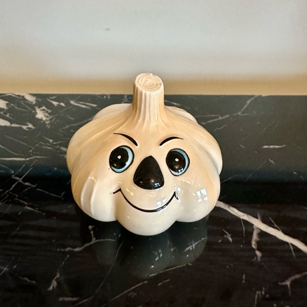Kitschy Garlic Powder Holder Shaker Anthropomorphic Vintage Japan